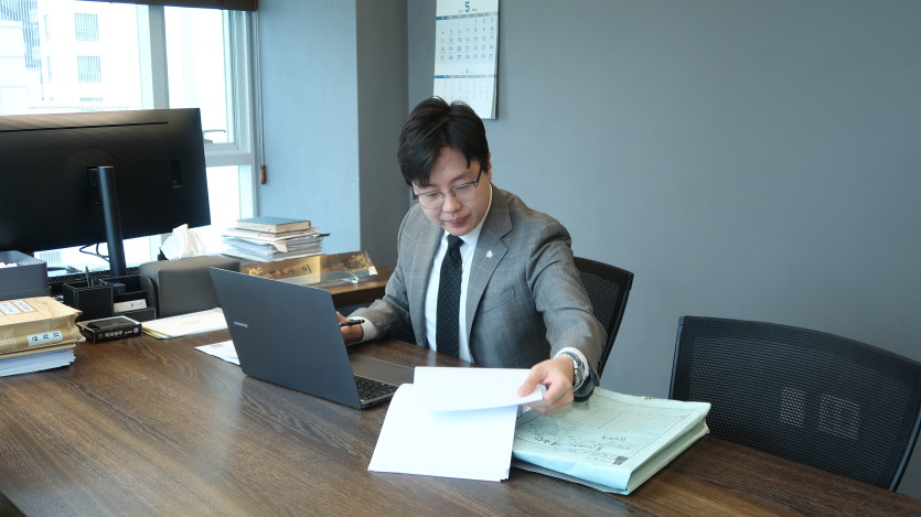 이세환성범죄전문변호사가 의뢰인과 1:1 상담을 진행하고 있는 모습