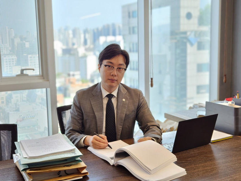 민간인 추행 혐의에 연루된 군인 의뢰인에게 처벌기준과 예상 형량을 설명하는 이세환변호사