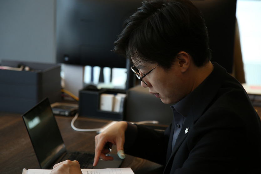 인파가 몰린 장소에서 공밀추 혐의로 신고된 의뢰인의 신고 내용을 검토중인 이세환변호사
