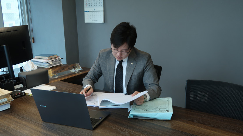 법무법인 동주의 이세환변호사가 몰카 초범의 처벌을 감경하기 위해 서류를 검토하는 모습