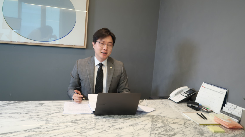 법무법인 동주 이세환대표변호사가 의뢰인과 성매매 혐의 상담을 진행하는 모습
