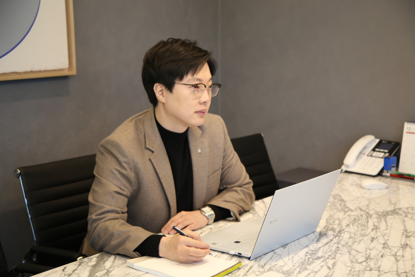 이세환 형사전문변호사가 의뢰인의 성매매 초범 여부를 파악하고 있는 모습