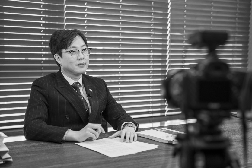 언론에서 특수강간 혐의의 피의자 대응전략을 설명 중인 이세환변호사
