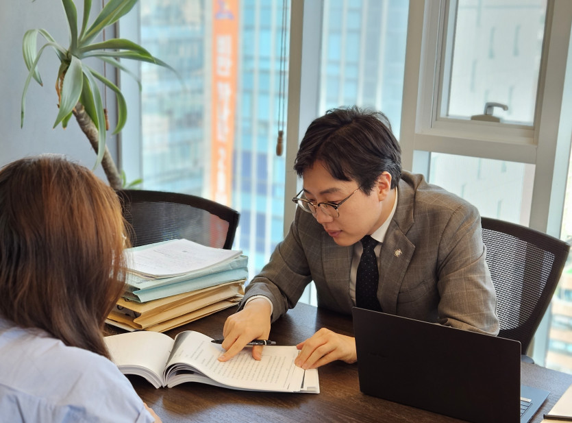 중학생과의 합의 성관계로 신고된 의뢰인과 법률상담중인 이세환변호사