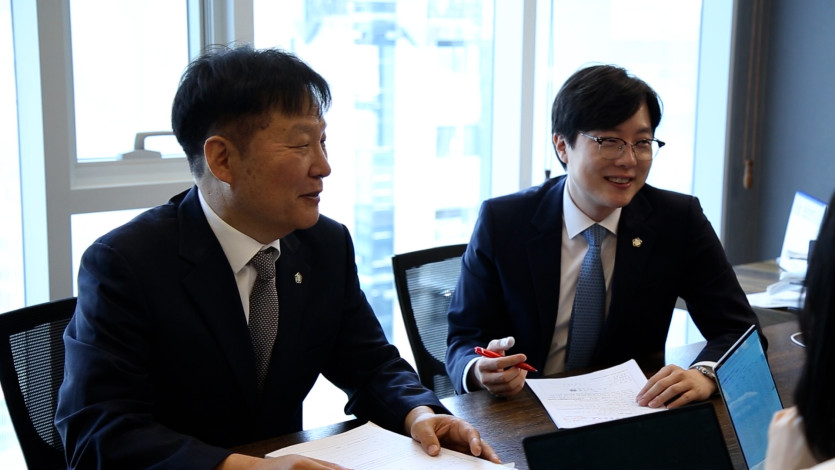법무법인동주의 대표변호사 2명이 직접 법률상담을 진행하는 모습