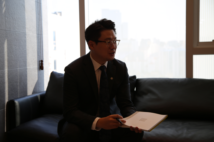 장안구몰카변호사 조원진 변호사 옆모습 사진
