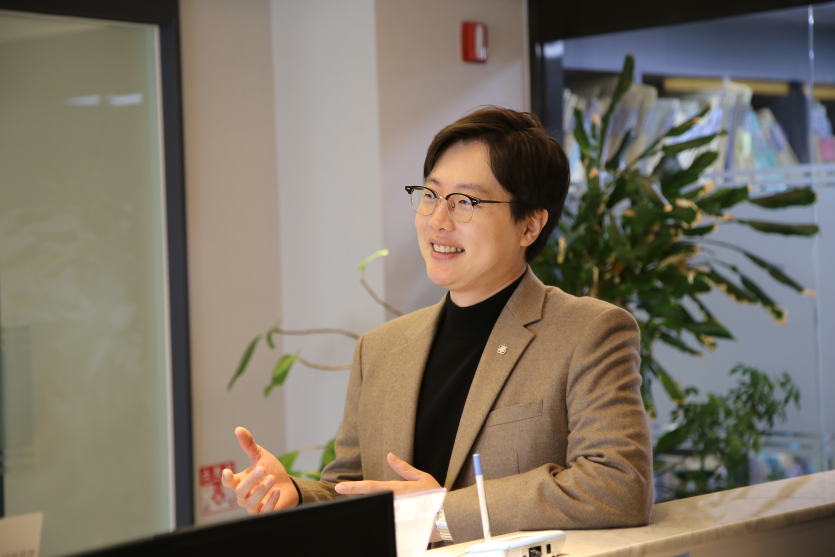 영등포성매매변호사 이세환 변호사 웃으며 대화하는 사진