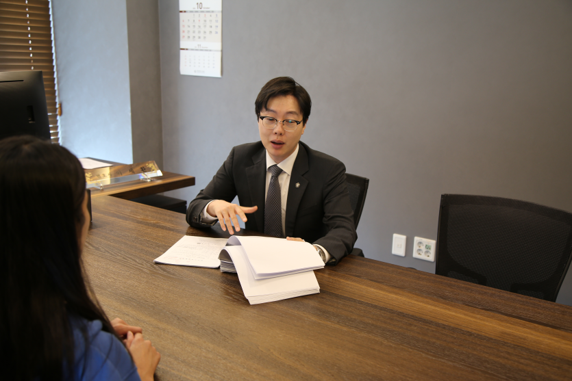 금천디지털성범죄변호사 이세환 변호사 상담하는 사진