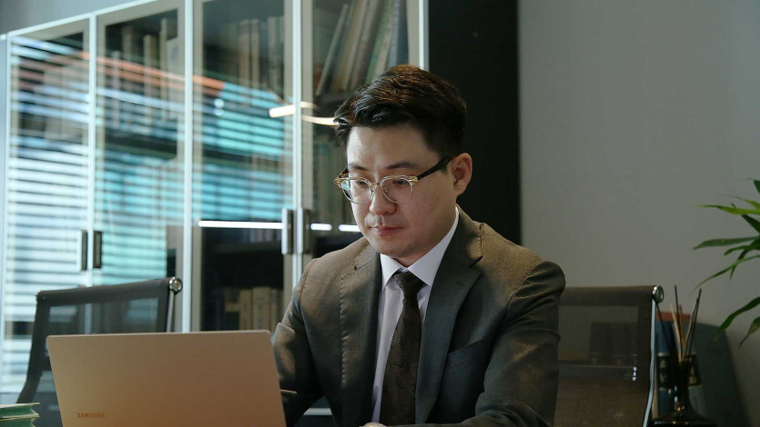 인천사무소 조원진변호사가 의뢰인 사건의 경위를 검토하는 모습