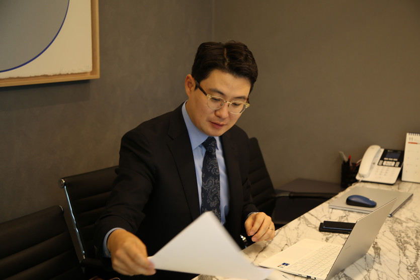 동주 인천사무소 조원진변호사가 피의자의 혐의를 분석하는 모습