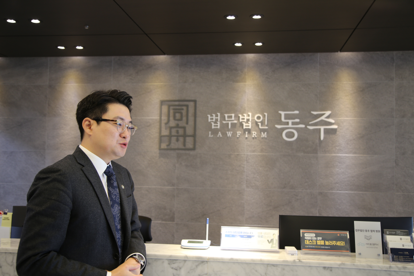 연수구강제추행변호사 조원진 변호사 측면 사진