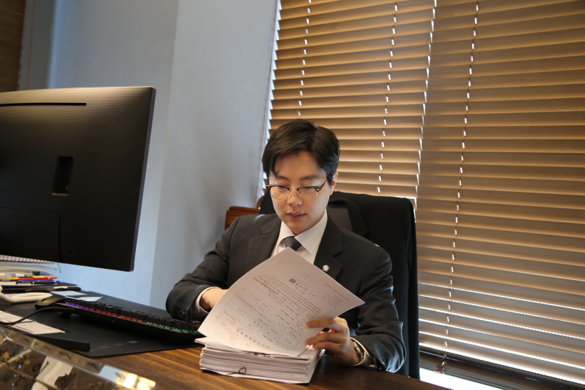 화곡동성추행변호사 이세환 서류 보는 사진