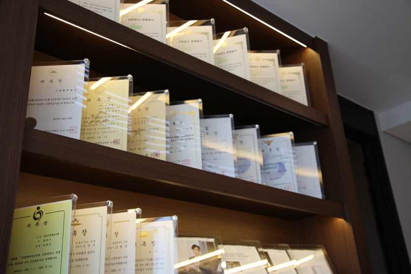 법무법인 동주 사무소 내부 상장 전시 사진