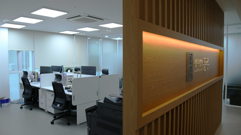 법무법인 동주 사무소 내부에 전시된 기사 사진