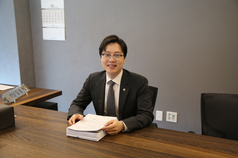 성동미성년자성범죄변호사 이세환 변호사 웃는 사진