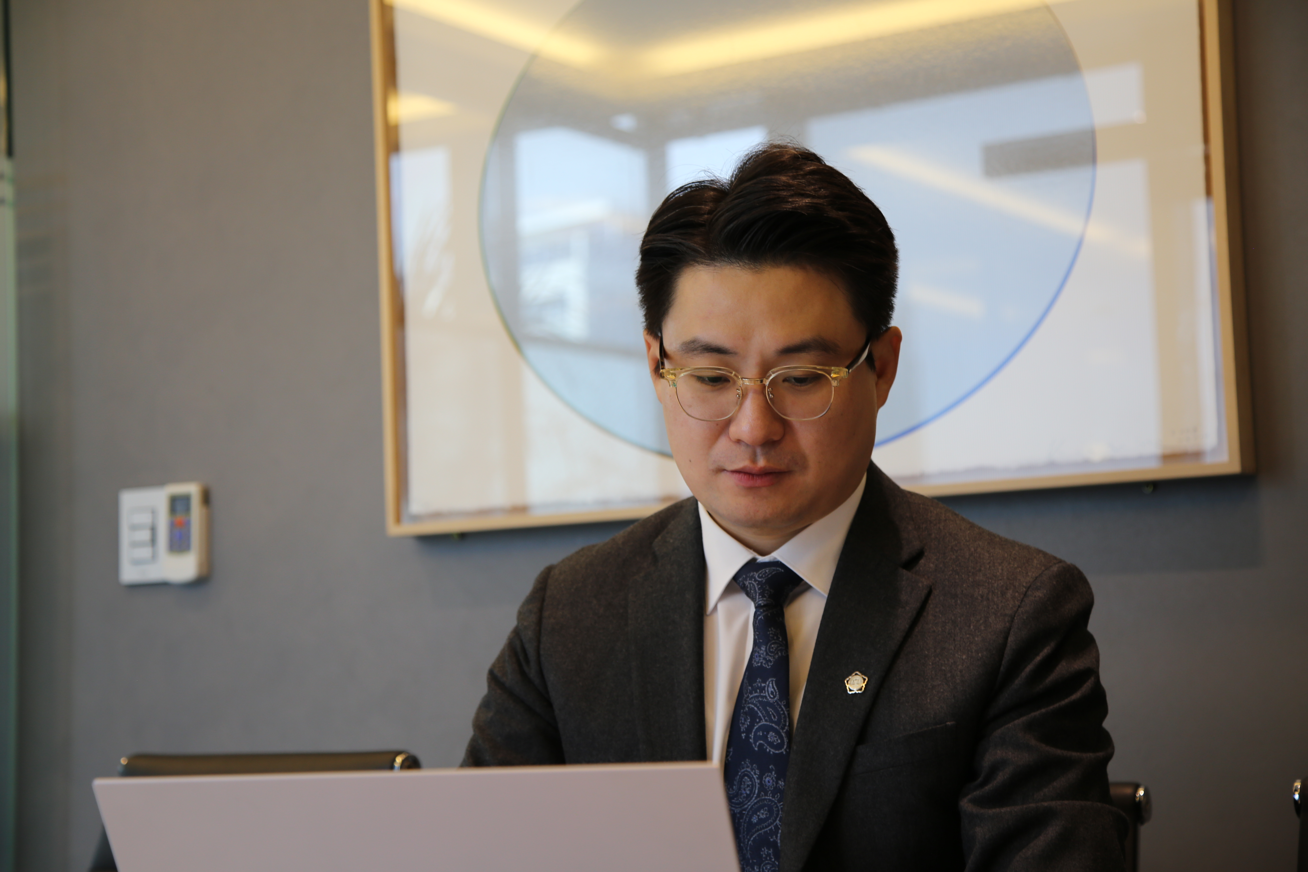 파주강간변호사 조원진 변호사 노트북 보는 사진