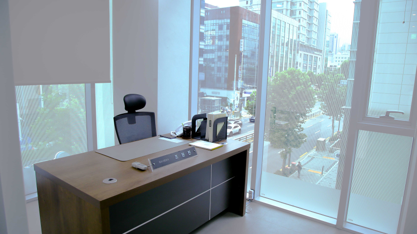 법무법인 동주 사무소 내부 조원진 변호사실 사진